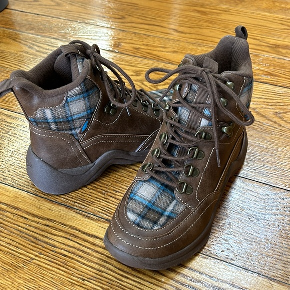 Rocket Dog brown lace up hiking style boots. Size 6. Excellent condition. - Picture 2 of 12